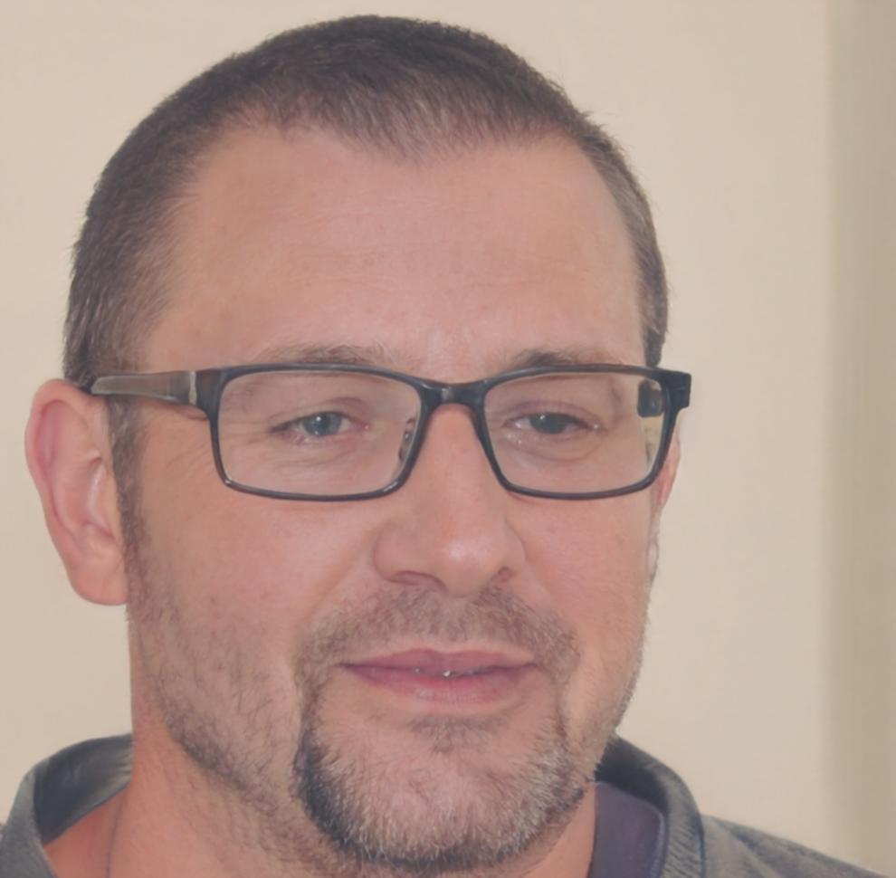 Dorian Enescu, fondatorul ravelionstiq, în biroul său de consultanță financiară